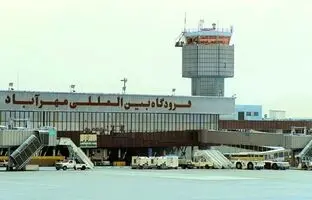عکس قدیمی: مسافر زن خارجی و فرزندش در پارکینگ فرودگاه مهرآباد، اواخر دهه 30 