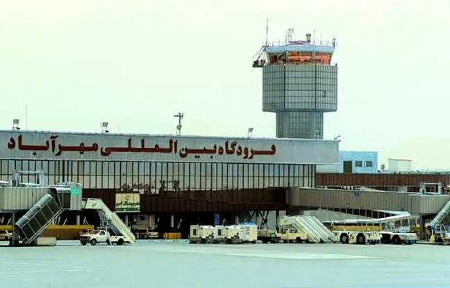 عکس قدیمی: مسافر زن خارجی و فرزندش در پارکینگ فرودگاه مهرآباد، اواخر دهه 30 