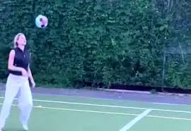 (ویدئو) مهارت تماشایی یک زن در کنترل توپ فوتبال و روپایی زدن!