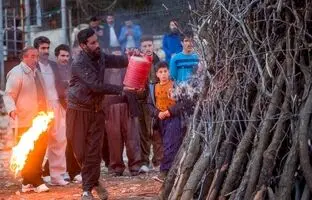 مراسم برافروختن آتش نوروزی در منطقه کاکاوند + ویدئو