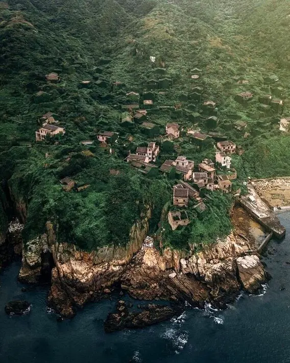 هوتووان شهر ارواح سبزپوش چین: تسخیر زیبایی طبیعت بر ویرانه‌ها + ویدئو