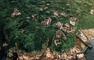 هوتووان شهر ارواح سبزپوش چین: تسخیر زیبایی طبیعت بر ویرانه‌ها + ویدئو