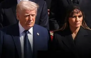 فیلم آدامس خوردن ترامپ در مراسم تشییع پاپ وایرال شد! + ویدئو