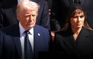 فیلم آدامس خوردن ترامپ در مراسم تشییع پاپ وایرال شد! + ویدئو