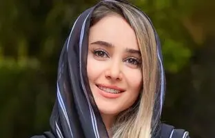 استایل به سبک سلبریتی‌ها؛ استایل دخترانه با وست بهاری به سبک الناز حبیبی