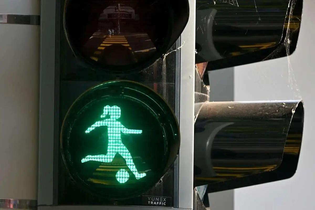 چراغ‌های راهنمایی با طرح فوتبالیِ زنانه + ویدئو