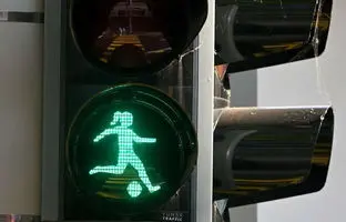 چراغ‌های راهنمایی با طرح فوتبالیِ زنانه + ویدئو