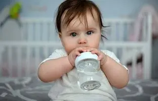  آب دادن به نوزاد تا قبل از چند ماهگی ممنوع است؟ 