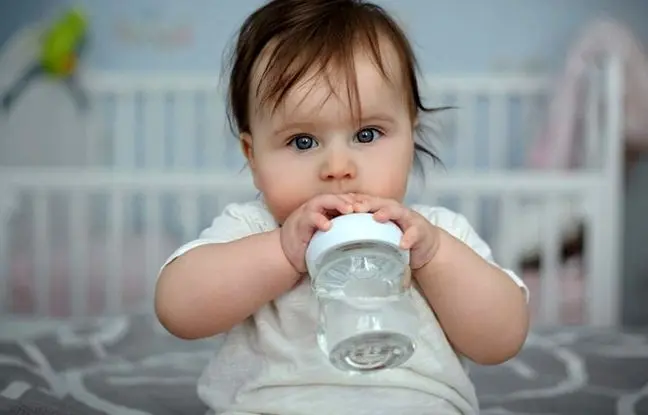  آب دادن به نوزاد تا قبل از چند ماهگی ممنوع است؟ 