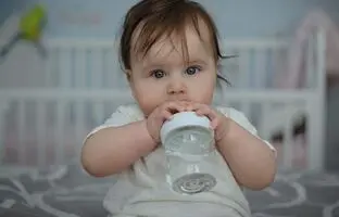  آب دادن به نوزاد تا قبل از چند ماهگی ممنوع است؟ 