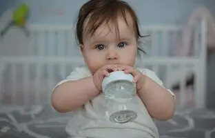  آب دادن به نوزاد تا قبل از چند ماهگی ممنوع است؟ 