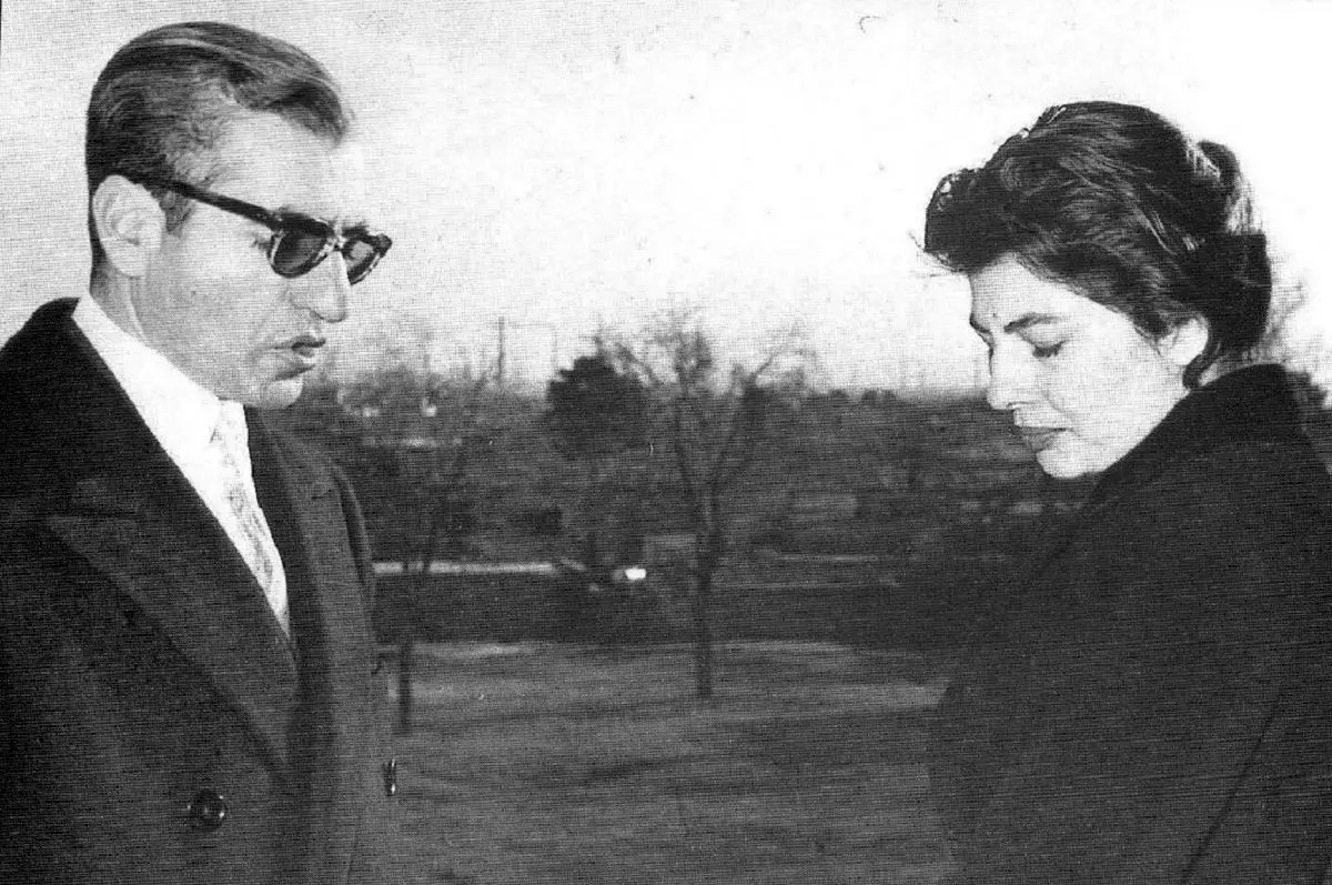  سفر به تاریخ؛ «تفرج ثریا اسفندیاری و شاه» در محوطه سعدآباد؛ دهه 30 