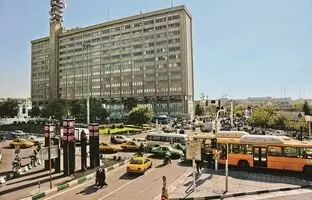  «تیپ عابران و ظاهر خودروها در میدان توپخانه» در دهه 30 + تصویر