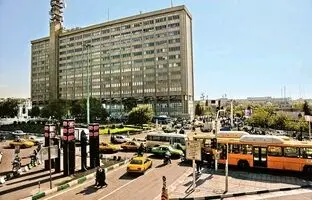  «تیپ عابران و ظاهر خودروها در میدان توپخانه» در دهه 30 + تصویر