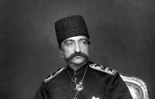 «ناصرالدین شاه» در حرمسرا در کنار «شمس‌الدوله و عالیه‌خانم»
