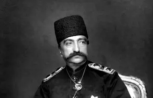 «ناصرالدین شاه» در حرمسرا در کنار «شمس‌الدوله و عالیه‌خانم»
