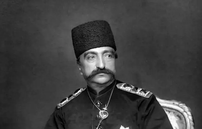 «ناصرالدین شاه» در حرمسرا در کنار «شمس‌الدوله و عالیه‌خانم»
