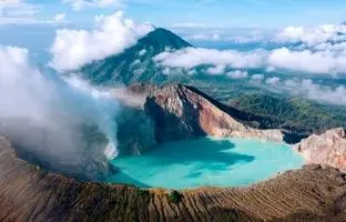 تنها آتش‌فشان آبی‌رنگ جهان؛ جایی که طبیعت جادو می‌کند +ویدئو