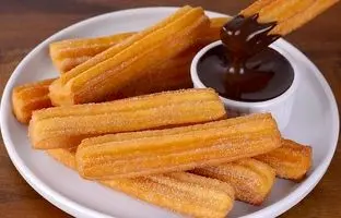 طرز تهیه چوروس (بامیه اسپانیایی) خانگی با سس شکلات + ویدئو