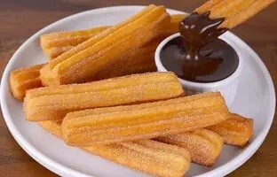 طرز تهیه چوروس (بامیه اسپانیایی) خانگی با سس شکلات + ویدئو
