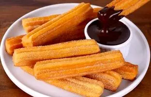 طرز تهیه چوروس (بامیه اسپانیایی) خانگی با سس شکلات + ویدئو
