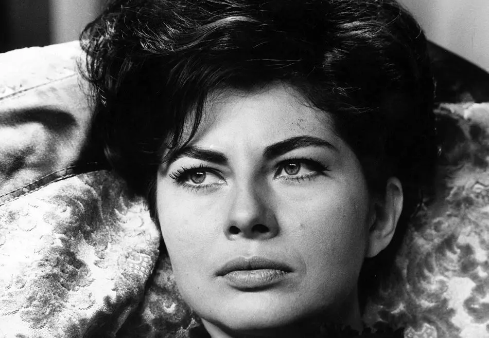 عکس قدیمی: ثریا در لباس عروس در سال ۱۳۲۹ 