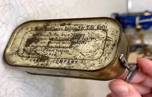 بازکردن قوطی کنسروی آب نبات های 80 ساله + ویدئو