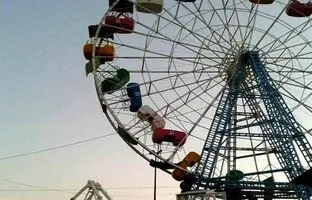 اقدام بالیوودی دختر بچه هندی پس از سقوط از چرخ و فلک! + ویدئو