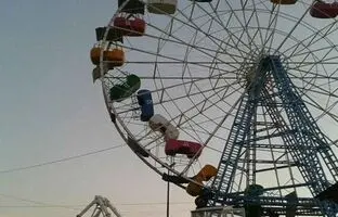 اقدام بالیوودی دختر بچه هندی پس از سقوط از چرخ و فلک! + ویدئو