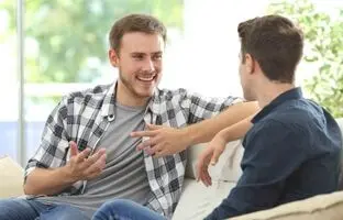 راز افراد جذاب: این ۴ کار ساده را در مکالماتتان تمرین کنید
