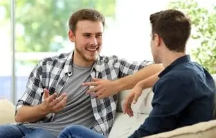 راز افراد جذاب: این ۴ کار ساده را در مکالماتتان تمرین کنید