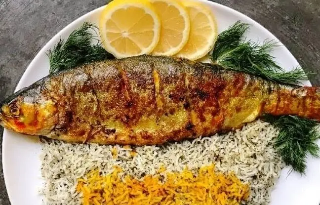 خوشمزه بپزید؛ طرز تهیه سبزی پلو با ماهی شب عید