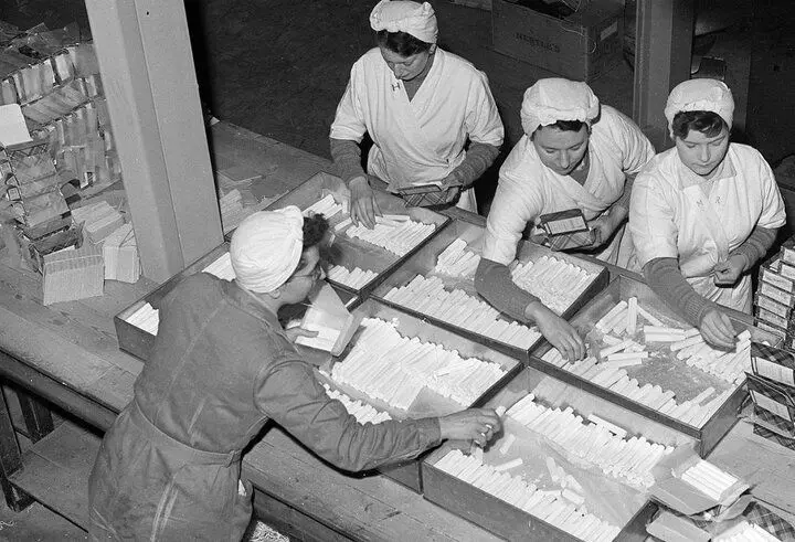 خط تولید عجیب کارخانه بیسکوئیت سازی در تهران نیم قرن پیش + تصویر