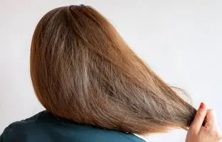 چه چیزی باعث خشکی مو می‌شود؟
