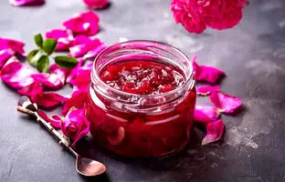 خوشمزه بپزید؛ طرز تهیه مربای گل محمدی با گلبرگ تازه