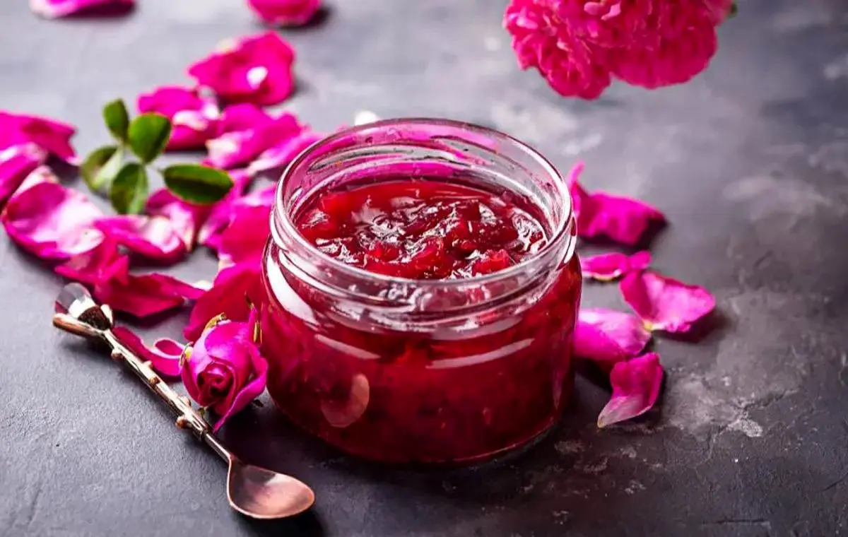 خوشمزه بپزید؛ طرز تهیه مربای گل محمدی با گلبرگ تازه