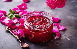 خوشمزه بپزید؛ طرز تهیه مربای گل محمدی با گلبرگ تازه