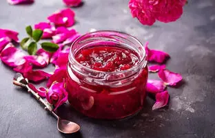 خوشمزه بپزید؛ طرز تهیه مربای گل محمدی با گلبرگ تازه