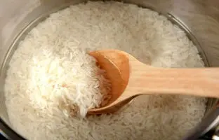 خوشمزه بپزید؛ ترفندهای نگهداری برنج خیس خورده مانند رستوران ها