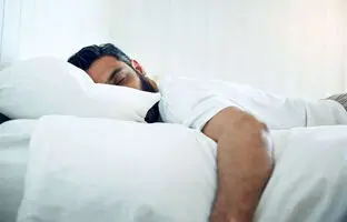  با این ۵ تکنیک وسوسه خواب صبحگاهی را مهار کنید 