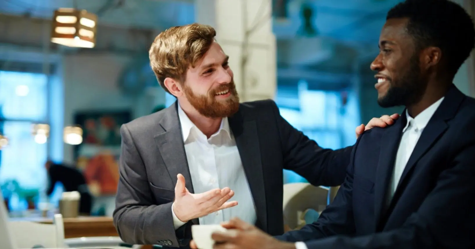 هنر ارتباط آنی: 7 ترفند افرادی که زود با هر فردی ارتباط می‌گیرند