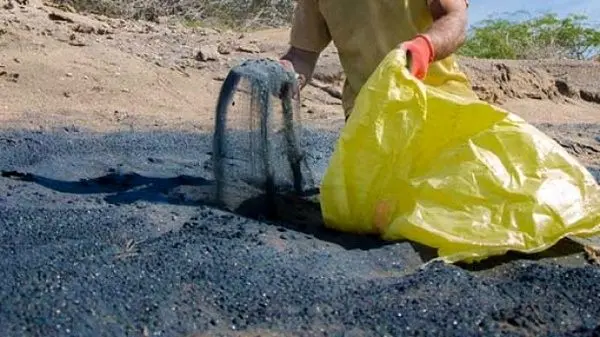 «ماساژ لاکچری» با شن‌های نقره‌ای جزیره هرمز