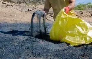 «ماساژ لاکچری» با شن‌های نقره‌ای جزیره هرمز