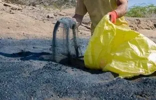 «ماساژ لاکچری» با شن‌های نقره‌ای جزیره هرمز