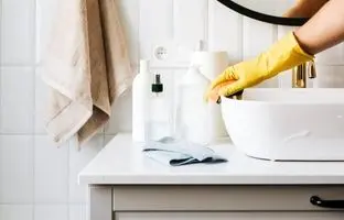 چرا بعضی‌ها داخل توالت خانه آبلیمو می‌ریزند؟ + روش‌های استفاده