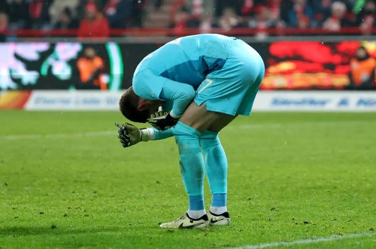  شکستن سر دروازه‌بان با فندک به خاطر اتلاف وقت! + تصویر