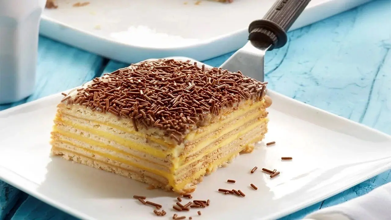 چگونه دسر یخچالی با بیسکویت پتی بور و خامه درست کنم؟
