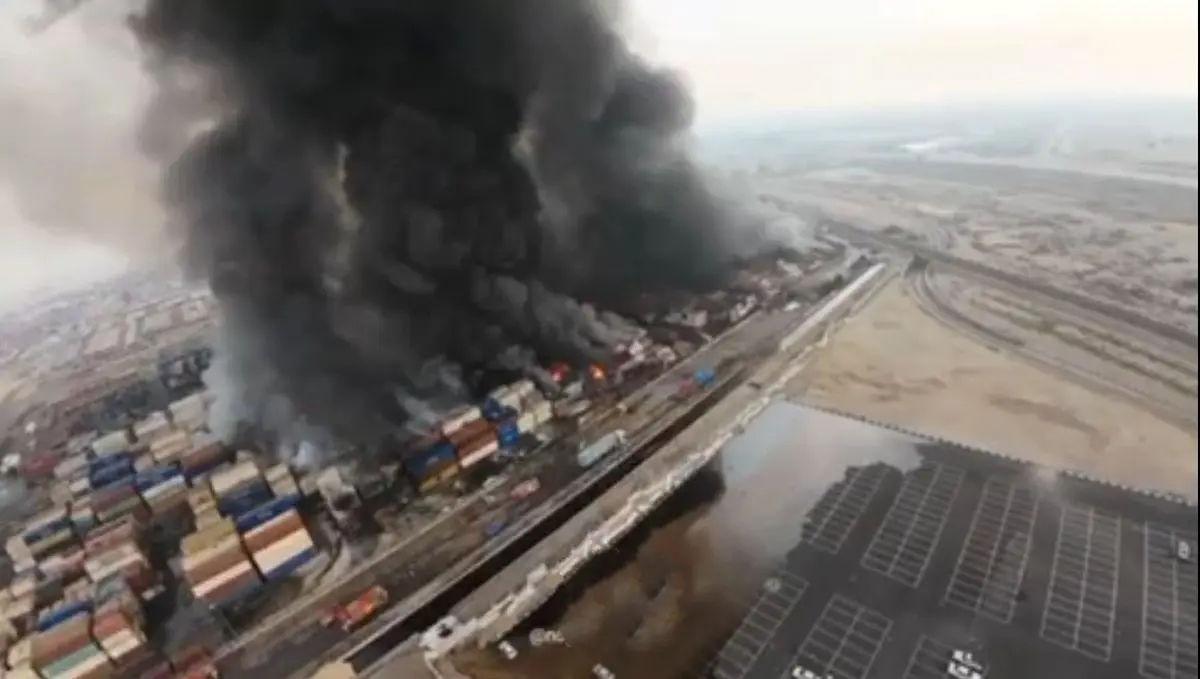 تصویر پهپادی از بین کانتینرهای در حال سوختنِ بندر شهید رجایی + ویدئو