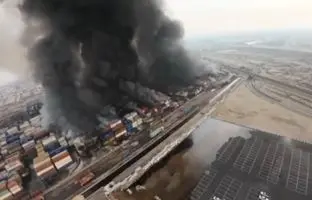 تصویر پهپادی از بین کانتینرهای در حال سوختنِ بندر شهید رجایی + ویدئو