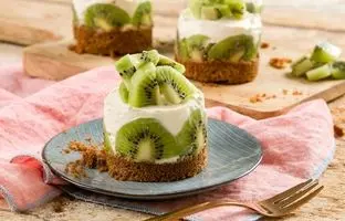 خوشمزه بپزید؛ طرز تهیه کرم چیز کیوی با کیوی های مانده در یخچال